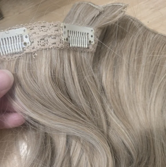 Clip In 20" Blonde On Blonde Extensions - Picture 5 of 5